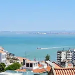 Lägenhet Cozy In 50 M² Sea View Lisboa