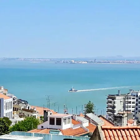 Apartment Comfortable With Balcony And Sea View In 50 M² Lisbon