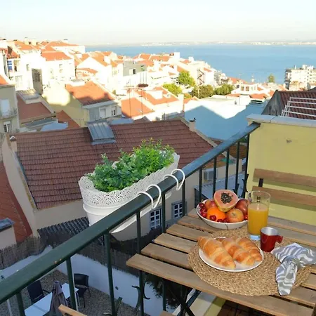 Comfortable With Balcony And Sea View In 50 M² Apartment Lisbon